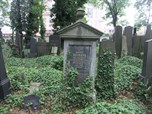 Rettung historisch wertvoller Grabsteine im baufälligen Zustand auf dem Neuen jüdischen Friedhof in Prag