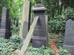 Rettung historisch wertvoller Grabsteine im baufälligen Zustand auf dem Neuen jüdischen Friedhof in Prag