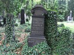 Rettung historisch wertvoller Grabsteine im baufälligen Zustand auf dem Neuen jüdischen Friedhof in Prag