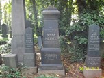 Rettung historisch wertvoller Grabsteine im baufälligen Zustand auf dem Neuen jüdischen Friedhof in Prag