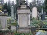 Rettung historisch wertvoller Grabsteine im baufälligen Zustand auf dem Neuen jüdischen Friedhof in Prag