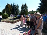 Wiederherstellung des ursprünglichen deutsch-tschechischen Friedhofs in Lomnice und Schaffung eines Gedenkortes