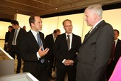 Der bayerische Ministerpräsident Seehofer würdigte die am Dienstag auf der Prager Burg eröffnete Ausstellung zur Zwangsarbeit im NS