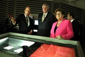 Der bayerische Ministerpräsident Seehofer würdigte die am Dienstag auf der Prager Burg eröffnete Ausstellung zur Zwangsarbeit im NS