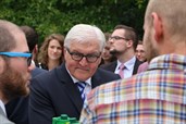 „Bundesaußenminister Steinmeier diskutierte in Prag mit Jugendlichen, die sich in Projekten des Deutsch-Tschechischen Zukunftsfonds engagieren“