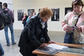 „Přežili koncentrační tábory“. Výstava fotoportrétů Stefana Hankeho