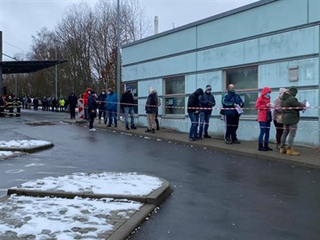 Feuerwehr aus Cheb hilft Pendlern am Grenzübergang