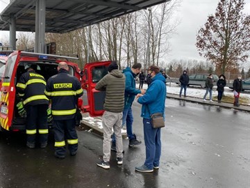 Feuerwehr aus Cheb hilft Pendlern am Grenzübergang